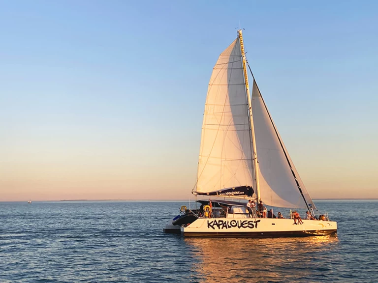 Wynajmij Katamaran z lub bez skippera Naval Force 3 w Les Minimes