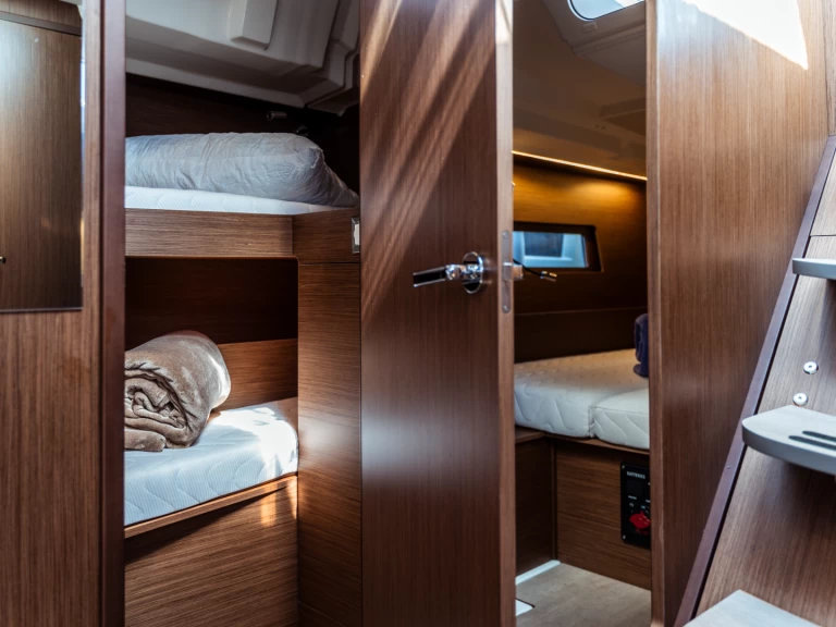 Bénéteau Oceanis 46.1 między profesjonalistami a osobami prywatnymi w Olbia