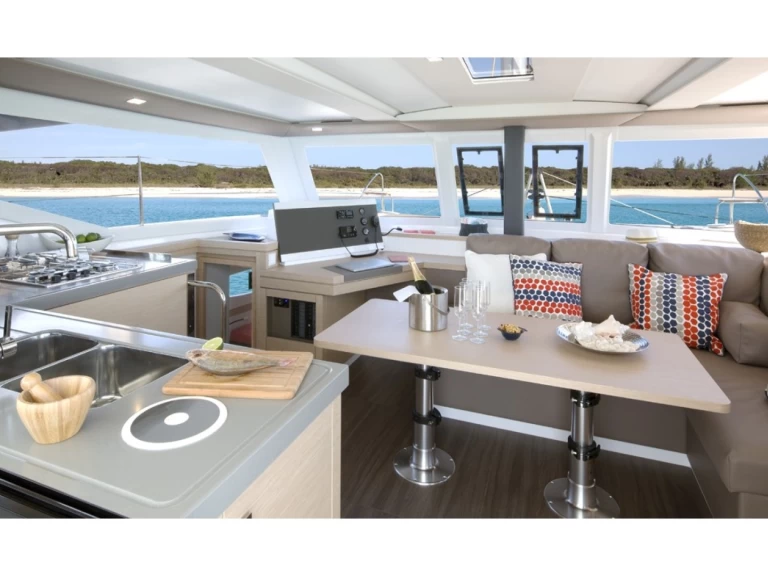 Fountaine Pajot Lucia 40 między profesjonalistami a osobami prywatnymi w Port Grimaud
