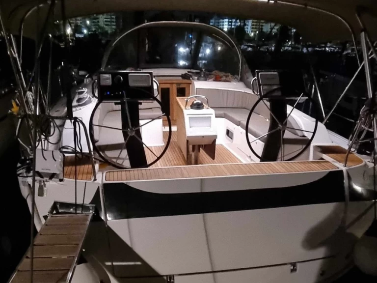 Bavaria Cruiser 51 między profesjonalistami a osobami prywatnymi w Skiathos