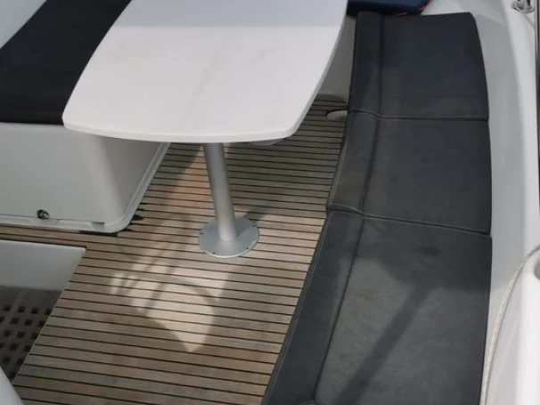 Lagoon Lagoon 380 między profesjonalistami a osobami prywatnymi w Propriano