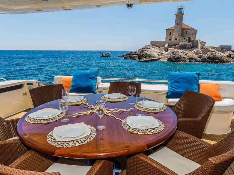 Wynajmij Ferretti Ferretti 880 w Donji Seget