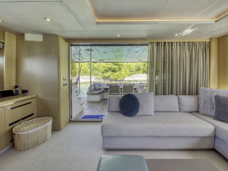 Princess Princess 85 między profesjonalistami a osobami prywatnymi w Trogir