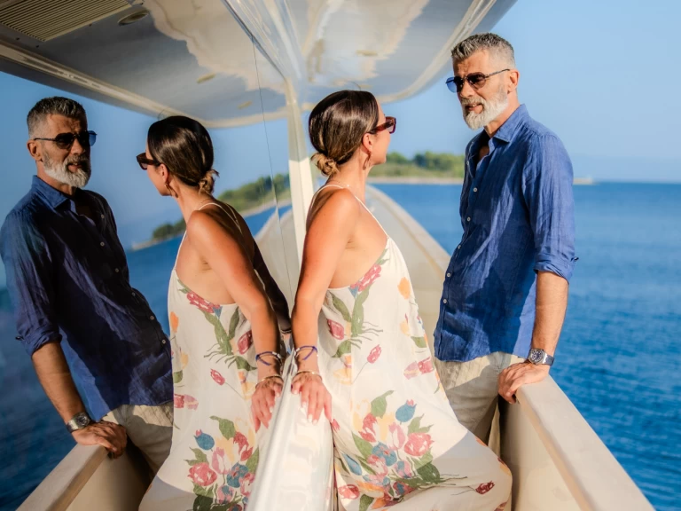  Motoryacht między profesjonalistami a osobami prywatnymi w Kastel Gomilica