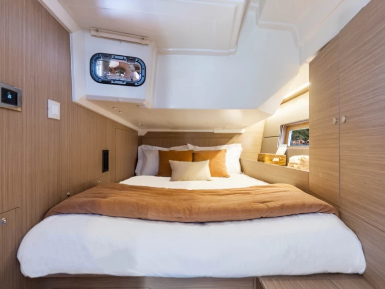 Bénéteau Oceanis 47 między profesjonalistami a osobami prywatnymi w Cugnana Verde