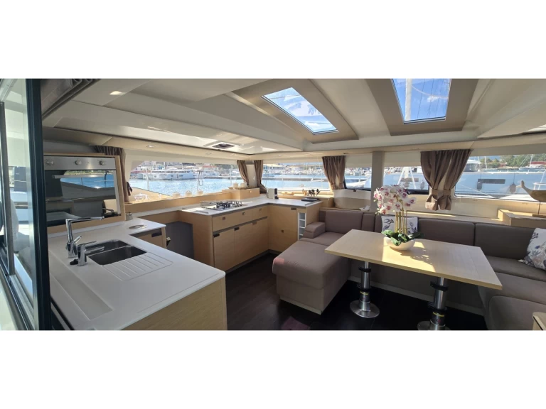 Fountaine Pajot Elba 45 między profesjonalistami a osobami prywatnymi w Olbia