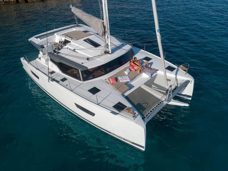 Fountaine Pajot Astrea 42 między profesjonalistami a osobami prywatnymi w Palermo