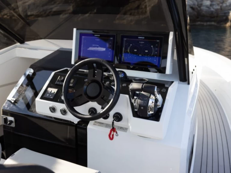 De Antonio d36 między profesjonalistami a osobami prywatnymi w Porto Badino