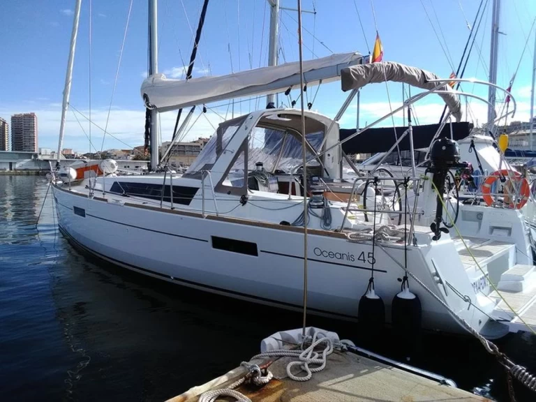 Wynajmij Bénéteau Oceanis 45 w Palamos
