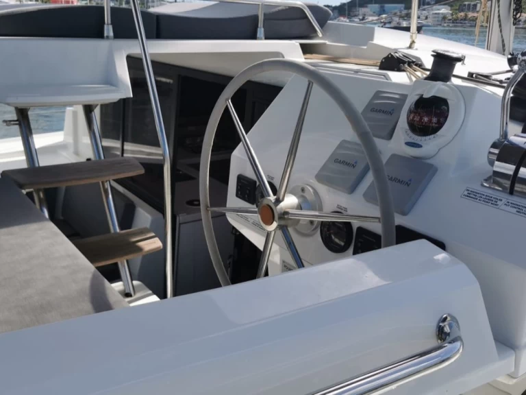 Wynajem Katamaran Fountaine Pajot z patentem 