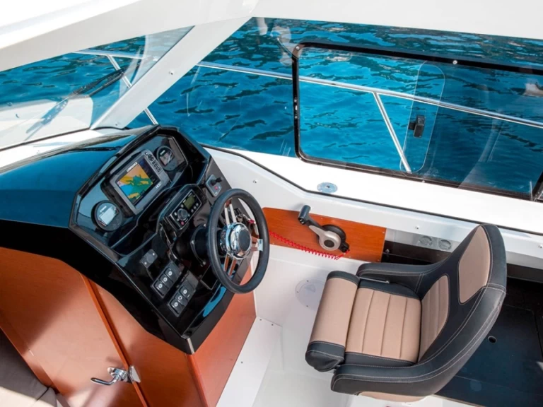 Wynajem łodzi Trogir tanio Merry Fisher 795