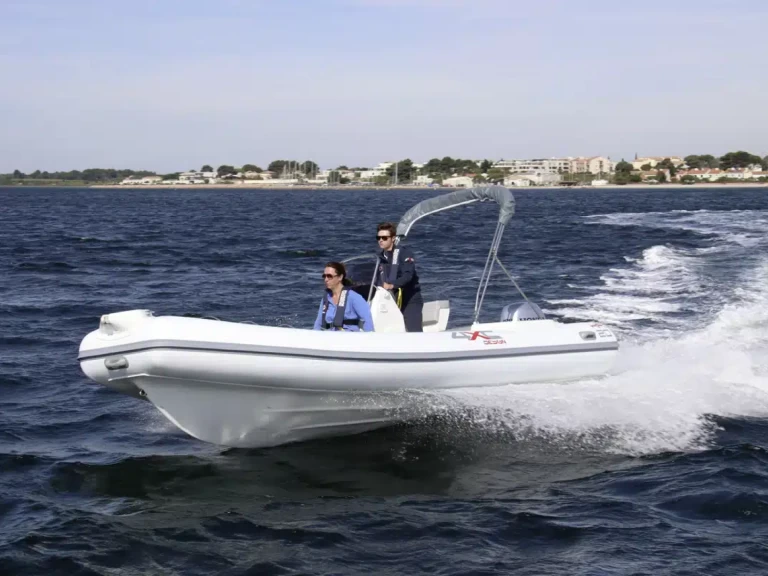 Wynajmij Łódż półsztywna z lub bez skippera 4XC w Saint-Florent