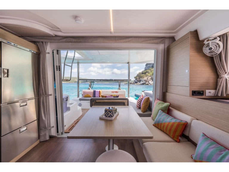 Wynajem Katamaran Lagoon z patentem 