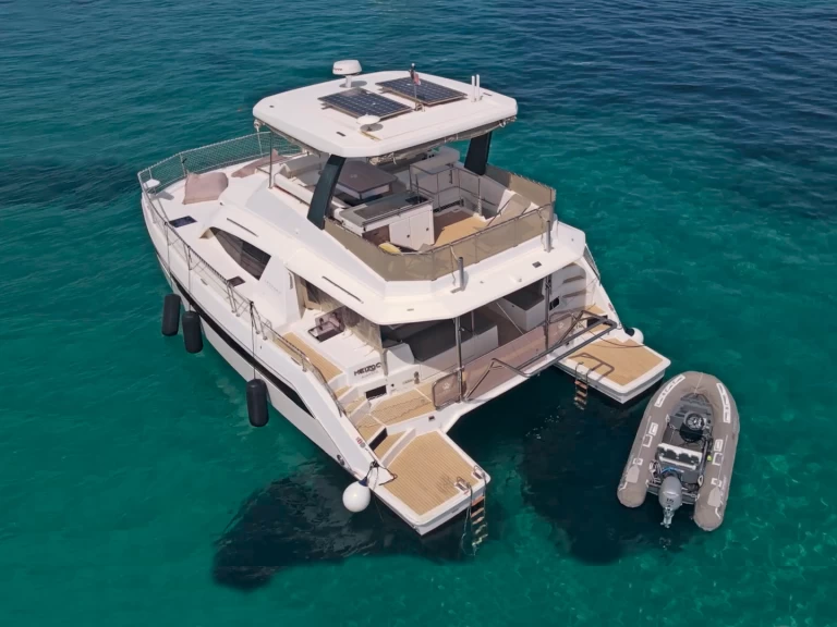 Leopard Leopard 43 Powercat między profesjonalistami a osobami prywatnymi w Hyeres