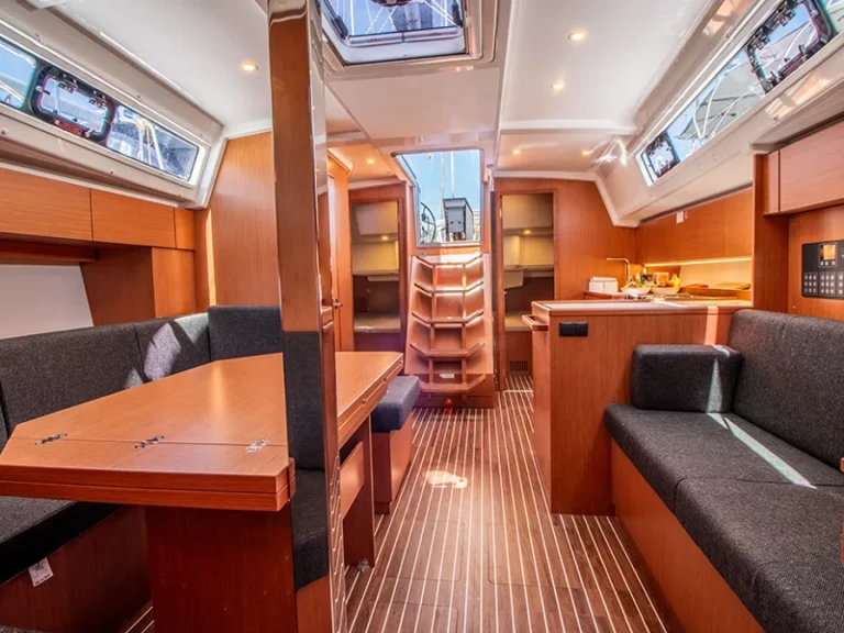 Wynajem łodzi Nikiána tanio Bavaria C42