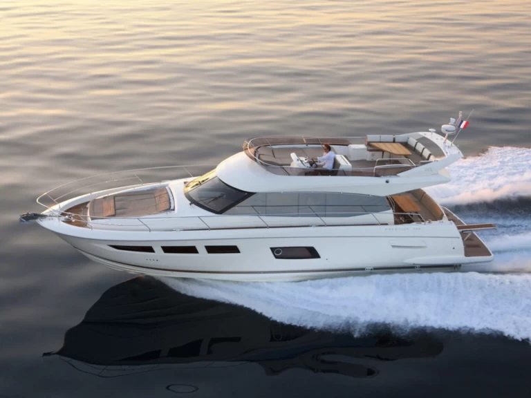 Sunseeker Sunseeker 60 między profesjonalistami a osobami prywatnymi w Saint-Tropez