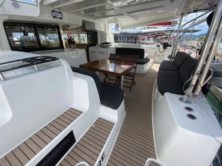 Lagoon Lagoon 46 między profesjonalistami a osobami prywatnymi w Le Marin