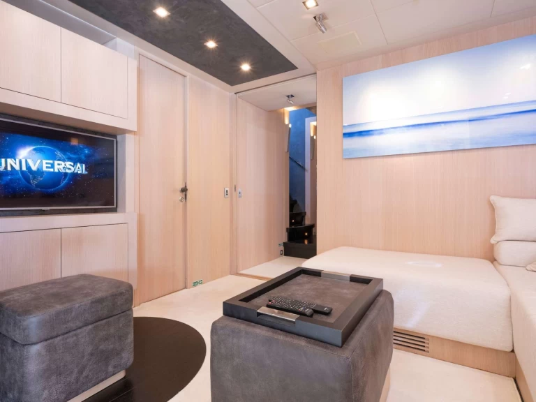 Mangusta TOTAL między profesjonalistami a osobami prywatnymi w Nassau