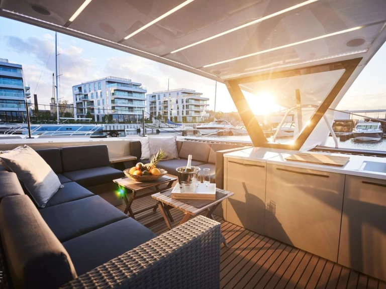 Wave Catamarans WAVE  między profesjonalistami a osobami prywatnymi w Portisco