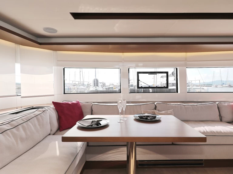 Wynajem Katamaran Lagoon z patentem 