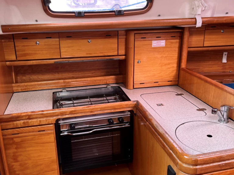 Bavaria Bavaria 33 Cruiser między profesjonalistami a osobami prywatnymi w Izola