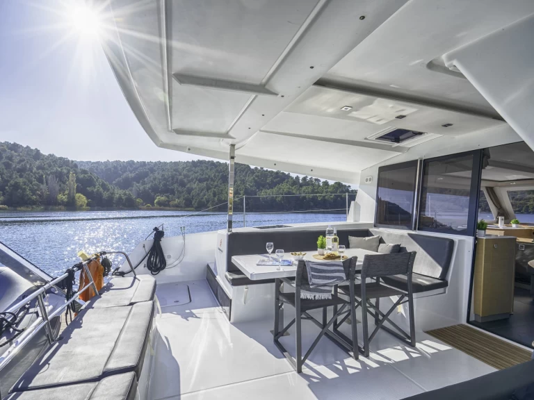 Wynajem Katamaran Fountaine Pajot z patentem 