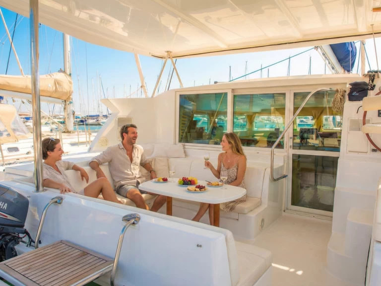 Lagoon Lagoon 42 między profesjonalistami a osobami prywatnymi w Ateny