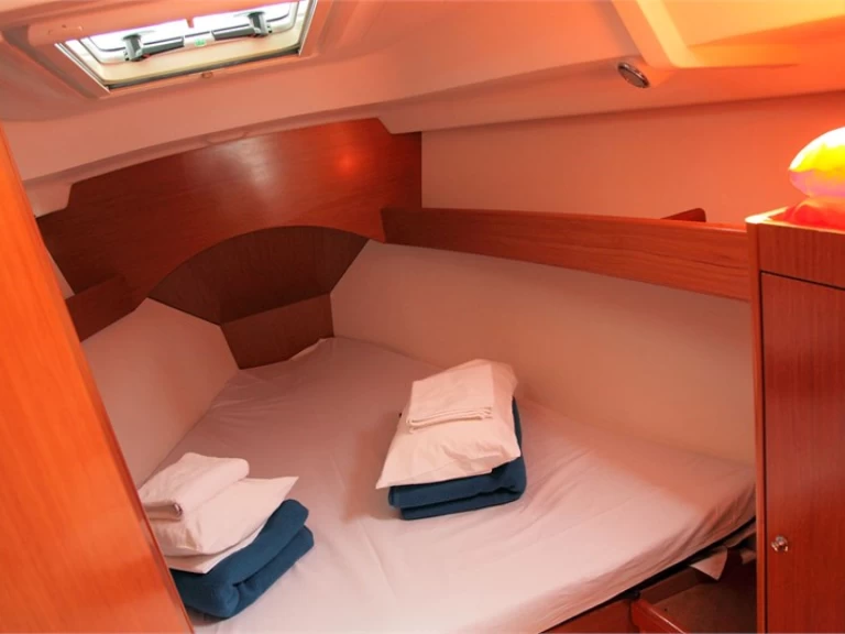 Wynajem Żaglowiec Bénéteau z patentem 