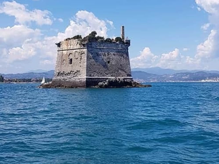 Wynajem łodzi La Spezia tanio Azzura