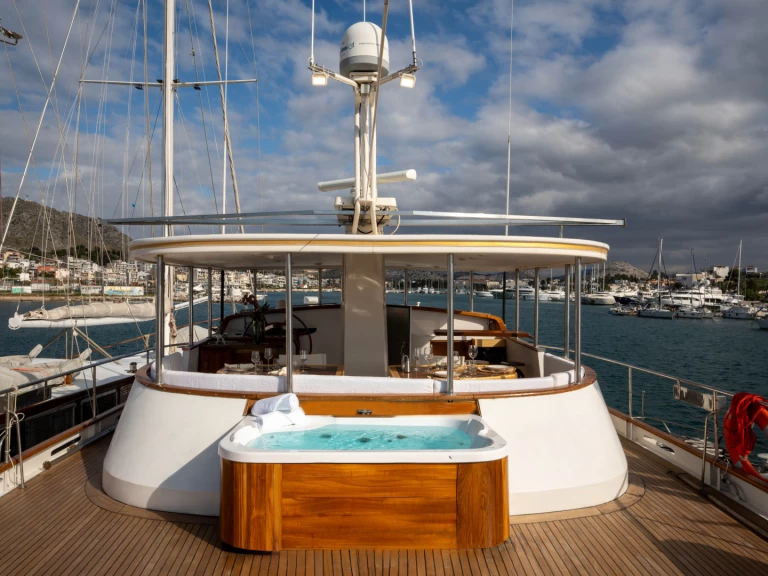 Wynajmij Luksusowy jacht z lub bez skippera Codecasa w Salaminas