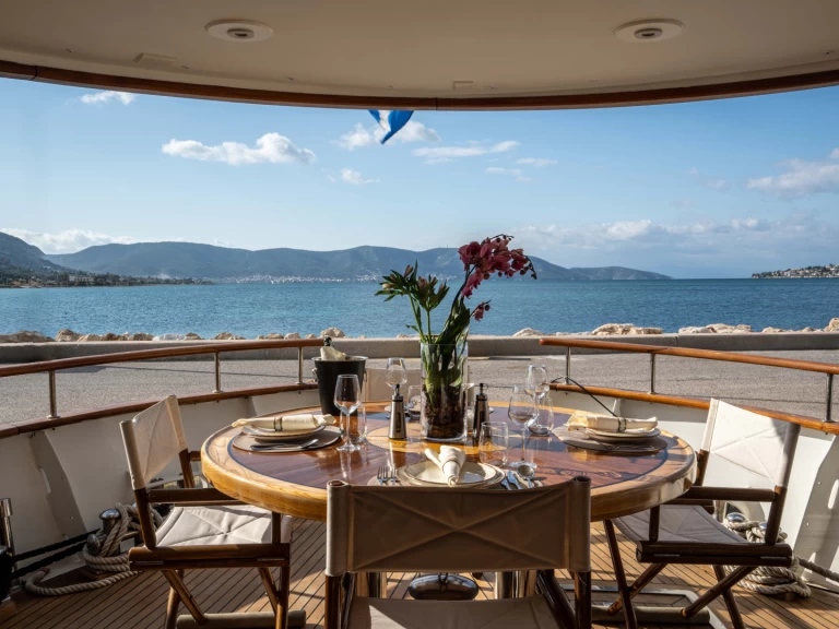 Luksusowy jacht do wynajmu w Salaminas w najlepszej cenie