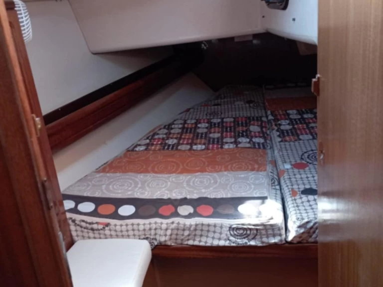 Bavaria Cruiser 40 między profesjonalistami a osobami prywatnymi w Salamína