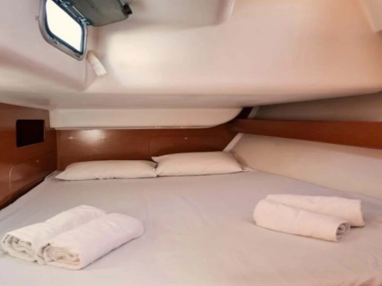 Wynajem Żaglowiec Bénéteau z patentem 