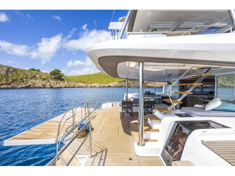 Lagoon Lagoon 60 między profesjonalistami a osobami prywatnymi w Kastel Gomilica