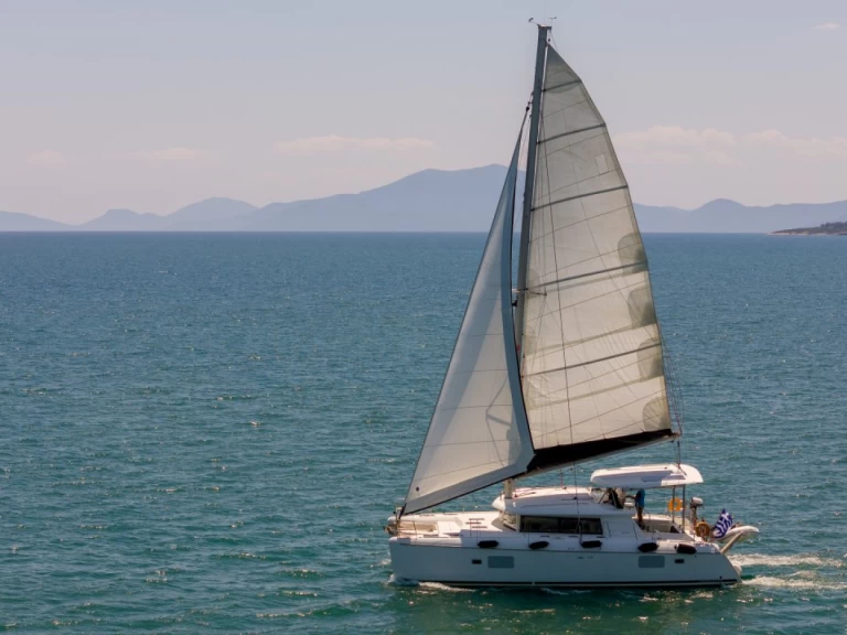 Lagoon Lagoon 420 między profesjonalistami a osobami prywatnymi w Deme of Volos