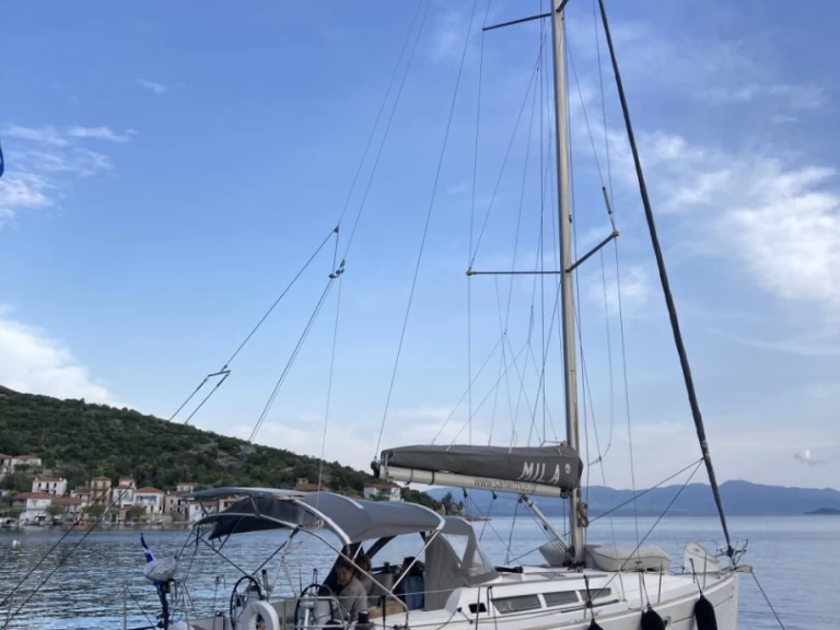 Jeanneau Sun Odyssey 42i między profesjonalistami a osobami prywatnymi w Deme of Volos