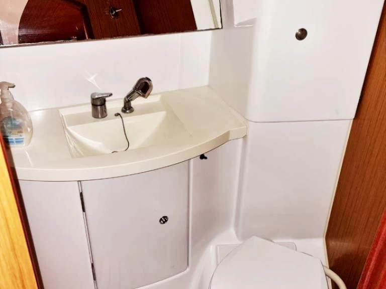 Żaglowiec do wynajmu w Ermoúpolis w najlepszej cenie