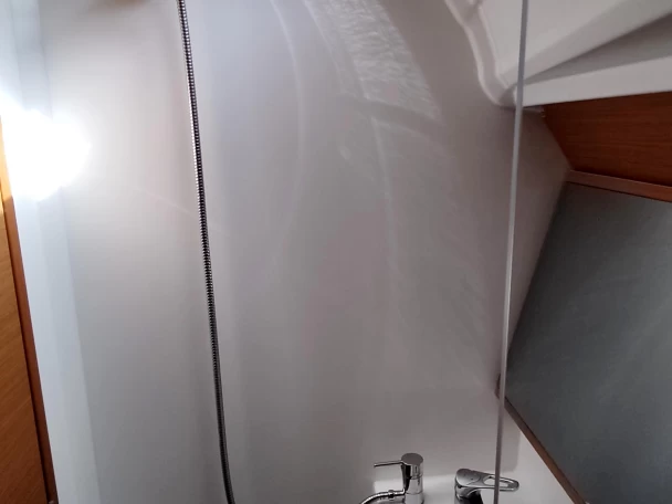 Wynajem Żaglowiec Jeanneau z patentem 