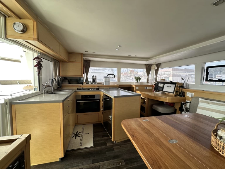 Lagoon Lagoon 450 Sport Top między profesjonalistami a osobami prywatnymi w Hyeres