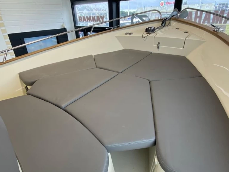 Rhea RHEA 27 między profesjonalistami a osobami prywatnymi w Lège-Cap-Ferret