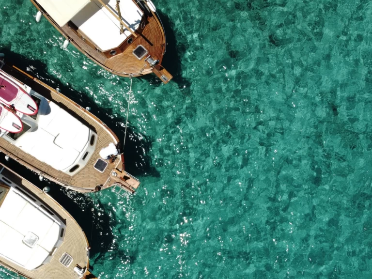 Capeador llaut menorquin między profesjonalistami a osobami prywatnymi w Mahon