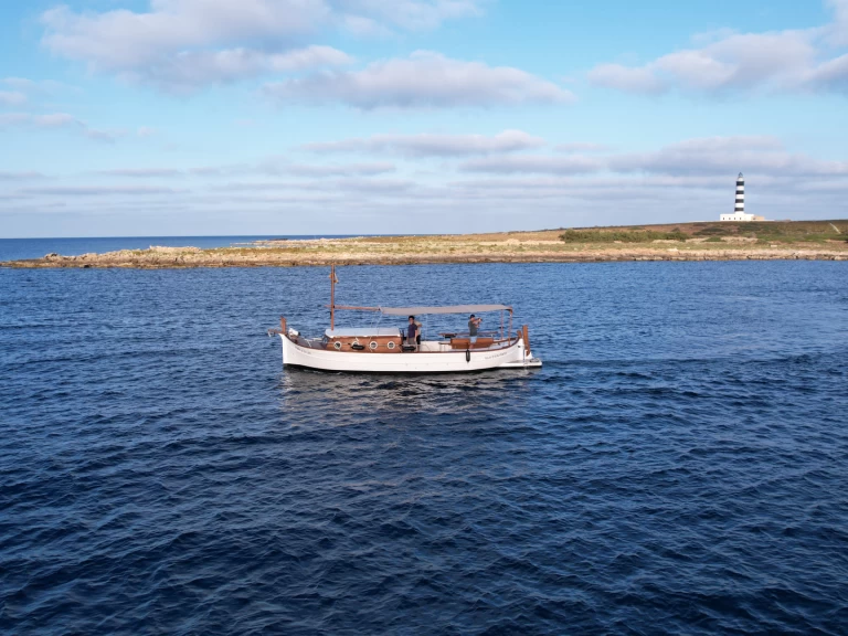 Wynajem łodzi Mahon tanio llaut menorquin