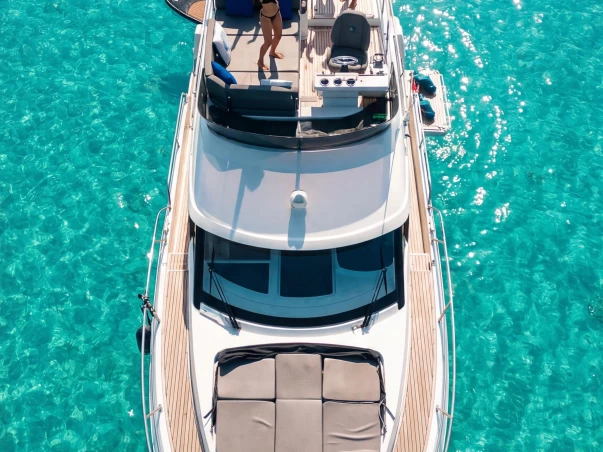 Bénéteau Antares 12 między profesjonalistami a osobami prywatnymi w Portisco