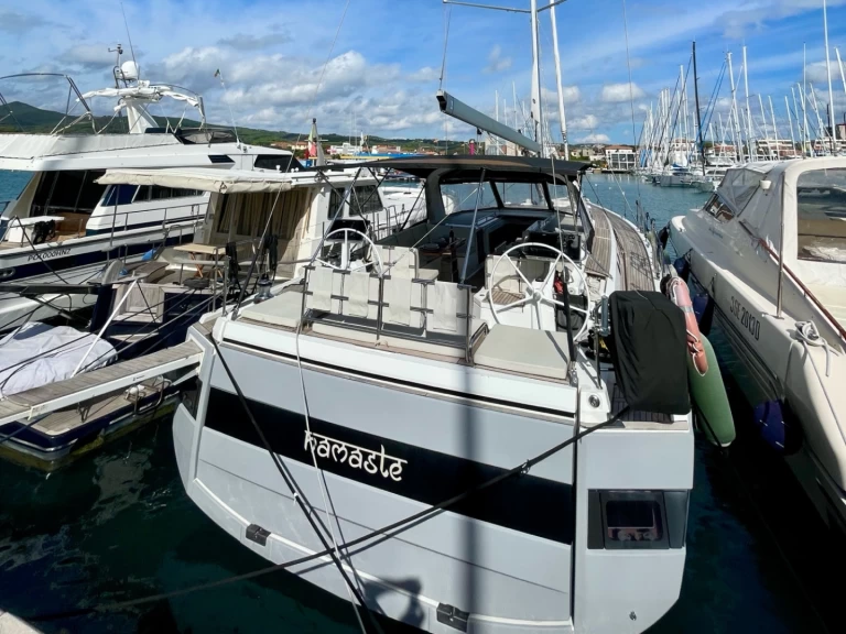 Wynajmij Bénéteau Oceanis Yacht 62 w Castiglioncello