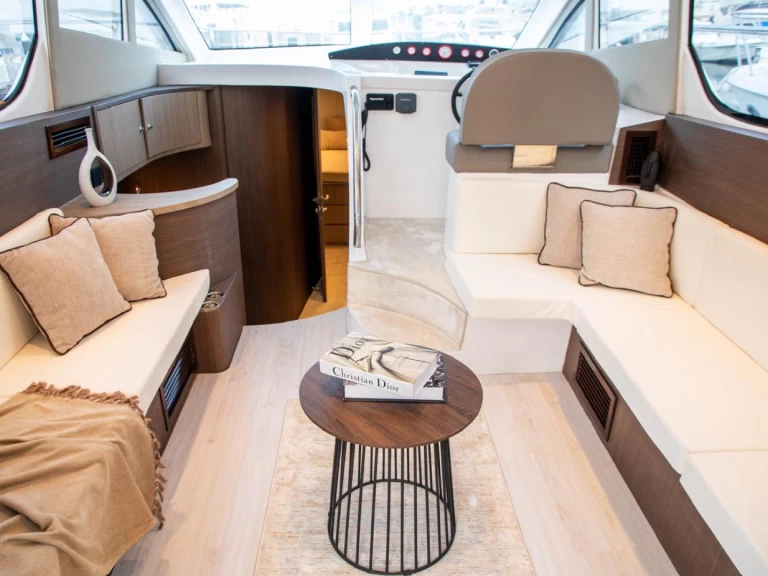 Wynajem Motorówka Hatteras z patentem 