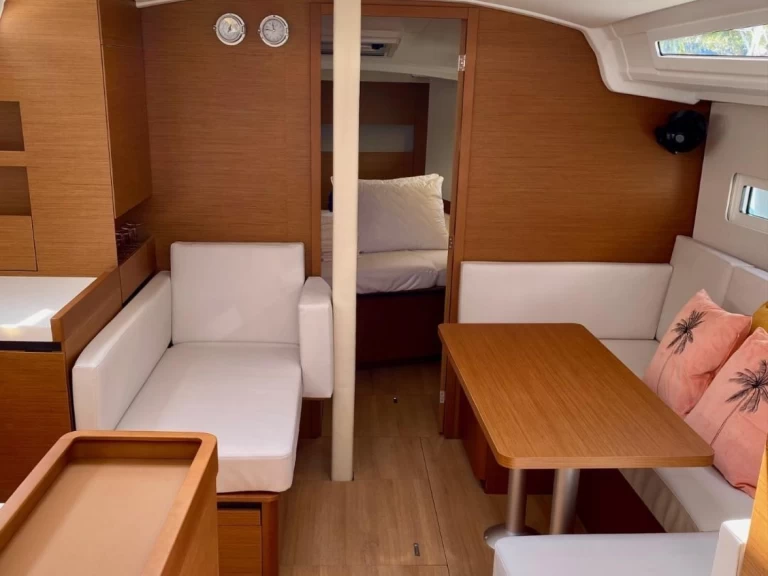Jeanneau Sun Odyssey 410 (2023) między profesjonalistami a osobami prywatnymi w Lefkáda