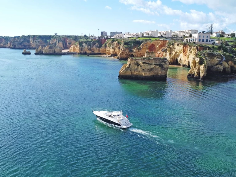 Sunseeker Portofino 47 między profesjonalistami a osobami prywatnymi w Lagos