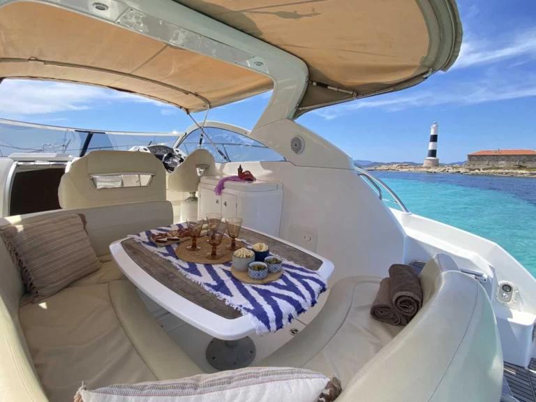 Motorówka do wynajmu w Port Olímpic of Barcelona w najlepszej cenie