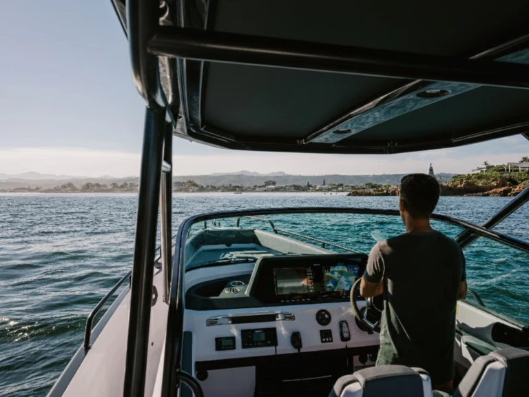 Wynajem Motorówka Axopar z patentem 