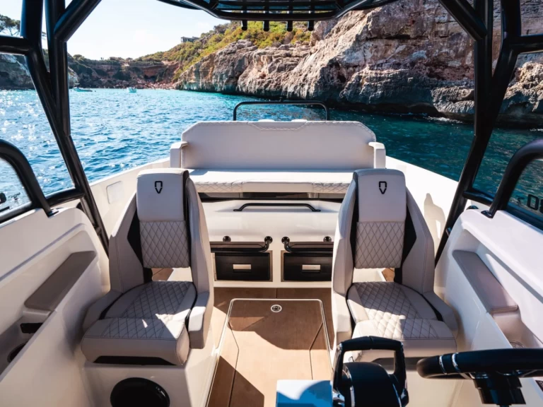 Wynajmij Navan S30 w Roses